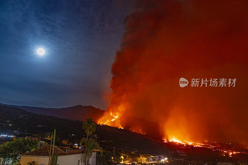 拉帕尔马康伯维哈火山一般认为，熔岩流摧毁了“El Paraíso”，大量的灰烬涌出。Tajuya。
10/18/2021
